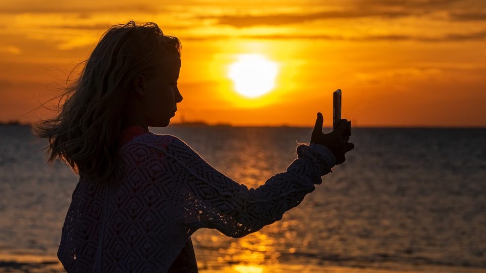 mhy App 上手视频封面：手机实拍画面置于深色背景中央，下方压着时长与章节标签